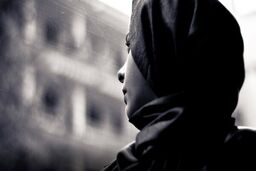 گیر افتادن زن جوان در مخمصه هوو | شوهر پیرم با میله آهنی به سرم کوبید
