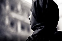 گیر افتادن زن جوان در مخمصه هوو | شوهر پیرم با میله آهنی به سرم کوبید