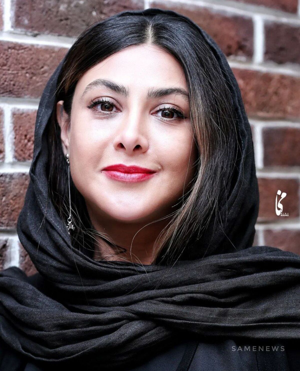 شاید باورتان نشود این خانم جوان مادر آزاده صمدی باشد | شباهت عجیب آزاده صمدی به مادرش +عکس