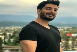 لباس توی خونه عجیب و غریب فرزاد فرزین | لباس گرانقیمت برند فرزاد فرزین در عکس جدیدش +عکس