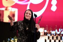 تشکر گلاب آدینه از مهدی هاشمی روی صحنه جشن حافظ