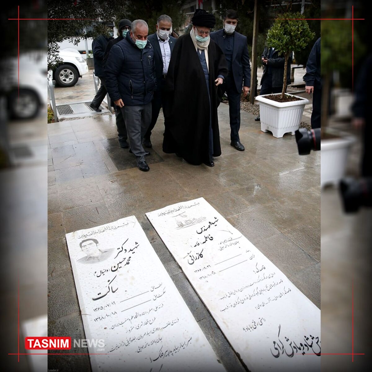 حضور رهبر انقلاب در کنار مزار ۲ شهید سانحه هواپیمای اوکراینی +عکس