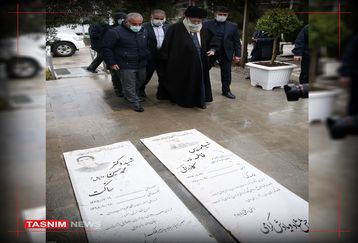 حضور رهبر انقلاب در کنار مزار ۲ شهید سانحه هواپیمای اوکراینی +عکس