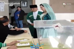 تصاویری از یک زن و شوهر با پوشش خاص در انتخابات ترکیه