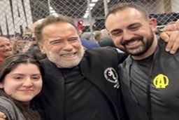 یک خواستگاری عجیب جلوی آرنولد شوارتزنگر | عکس‌العمل آرنولد را ببینید