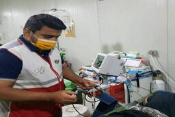 خدمت‌رسانی قهرمان المپیک به زائران در درمانگاه کربلا +عکس