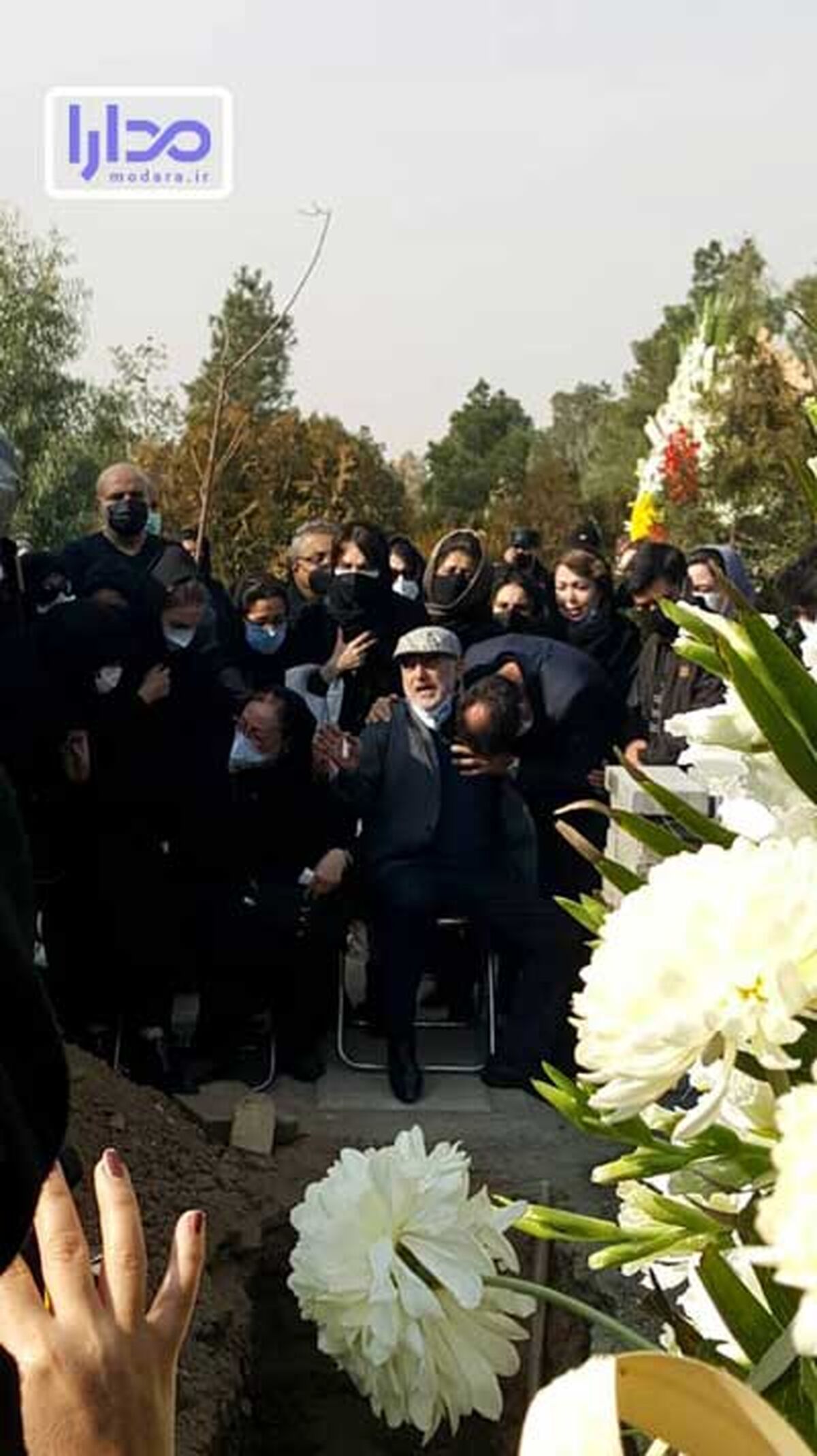 پدر و مادر آرمان در مراسم تدفینش+عکس
