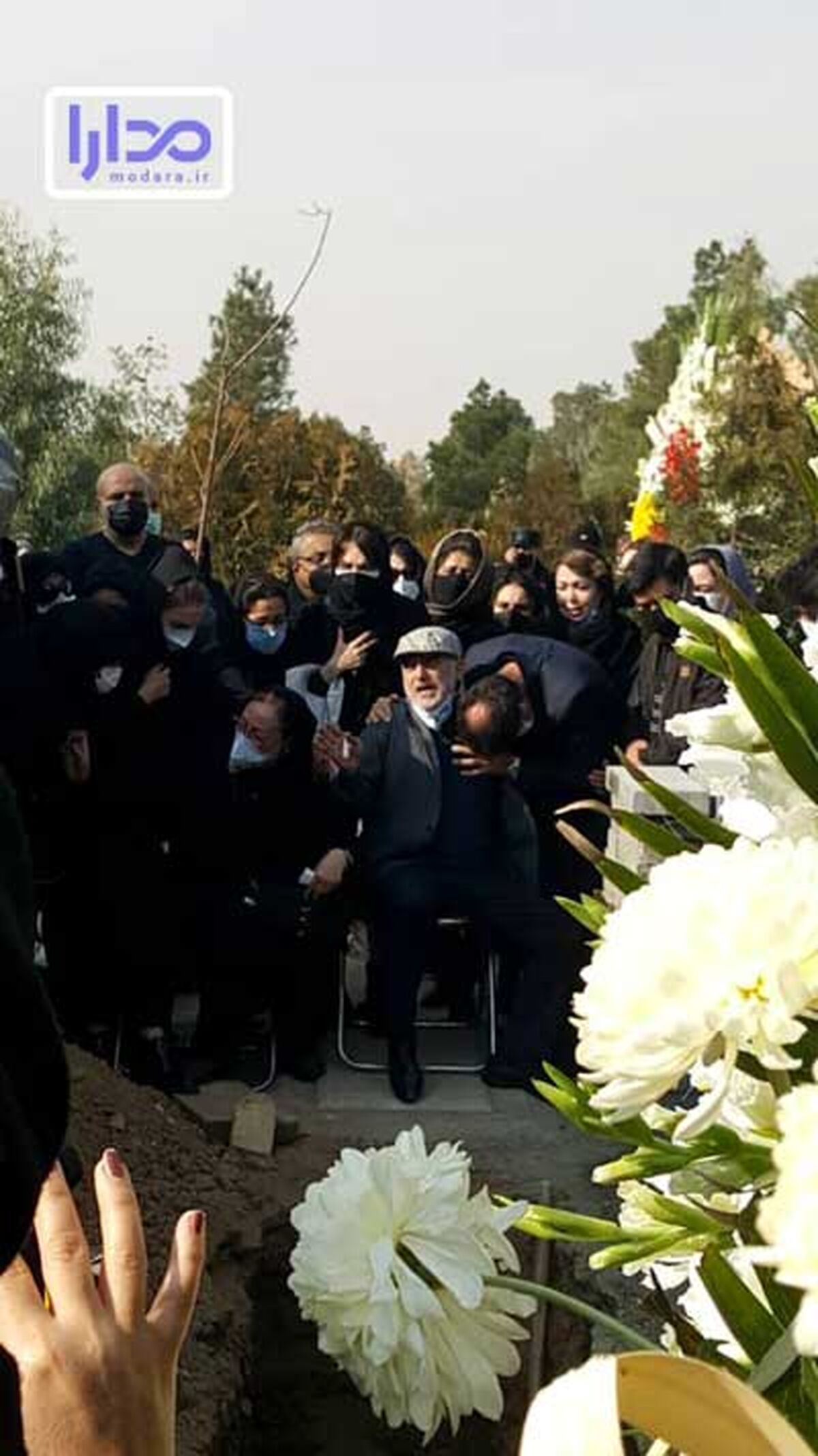 پدر و مادر آرمان در مراسم تدفینش+عکس