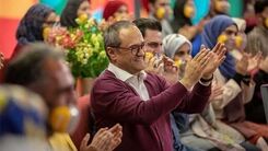 سوال جنجالی علی ضیا: اگر رامبد جوان به عقب برگردد باز هم به کانادا می‌رود؟