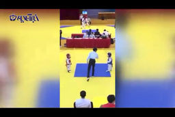 تصاویر خنده دار از صحنه‌سازی یک کودک در مسابقات تکواندو!‌ 