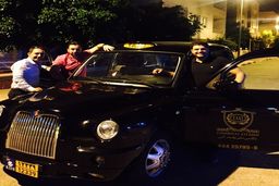 لندن گردی سام درخشانی با خودروی گران قیمتش+عکس