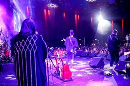 اتفاق عجیب برای اولین بار در برج میلاد | یک زن خواننده شد !