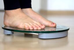 دلایل باورنکردنی که باعث چاقی می شوند | شایع‌ترین دلایل افزایش وزن ناخواسته