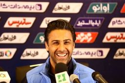  کله پا شدن فرهاد مجیدی در ورزشگاه‌ آزادی +عکس