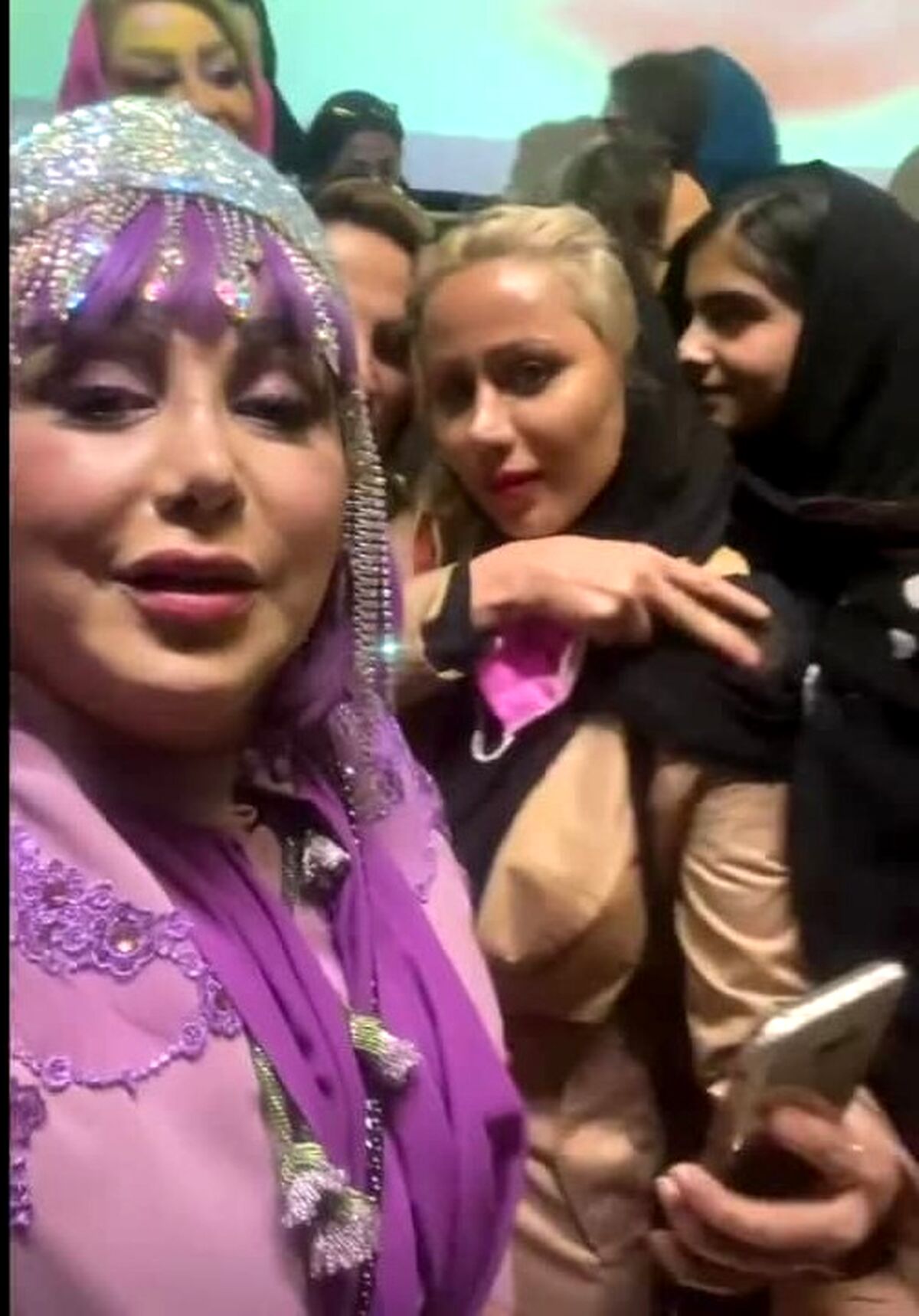 تو چشم بودن بهنوش بختیاری در دورهمی لاکچری در رستوران/ریخت و پاش چند میلیونی بهنوش بختیاری در این مهمانی! +عکس جنجالی