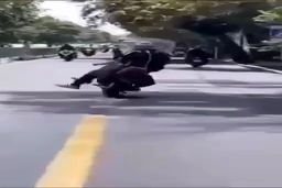 حرکات جنون‌آمیز پیرمرد موتورسوار وسط خیابان‌ ولیعصر