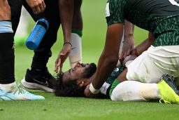 حرکت زشت بازیکن عربستانی دنیای فوتبال را زیر سوال برد | گرفتن کرنر از بازیکن مصدوم لهستانی!