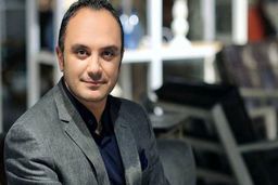 خودنمایی احسان کرمی در آخرین کنسرت خواننده معروف | سلفی  احسان کرمی با دورهمی بازیگران خارج نشین