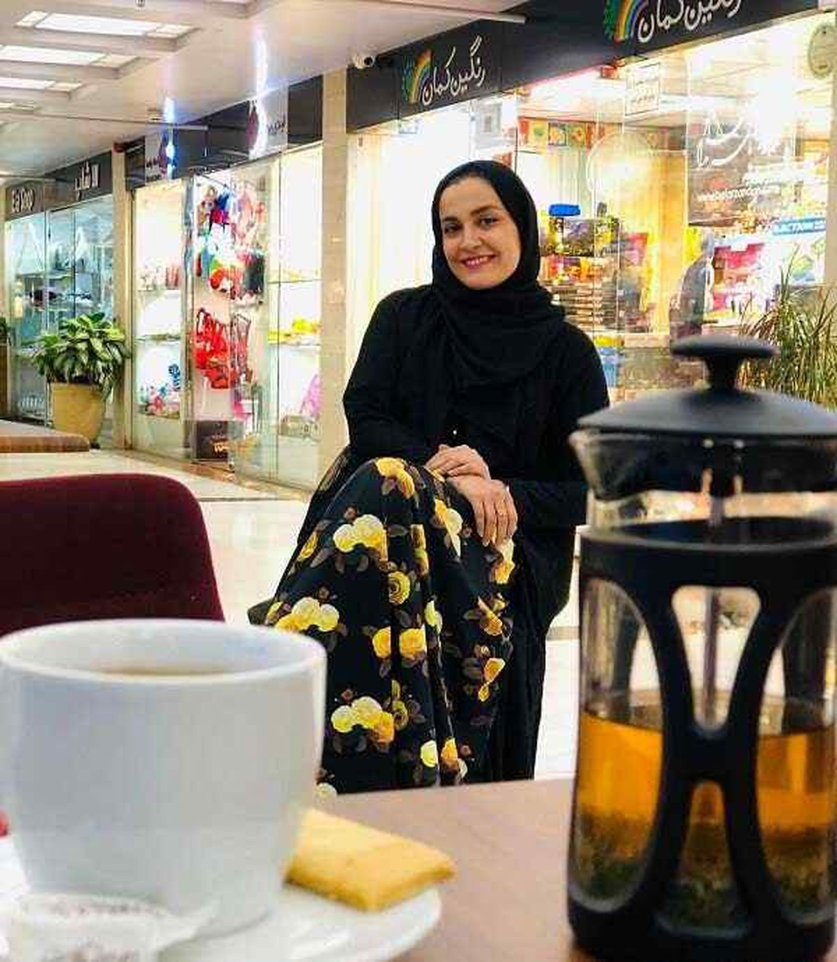 تیپ عجیب خاله نرگس در خانه شخصی اش | فرق آزاده آل ایوب در خانه و تلویزیون +عکس