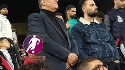تماشاگر عجیب سوژه عکاسان در ورزشگاه آزادی شد | حضور ناگهانی کی روش در بازی ایران و روسیه! +عکس