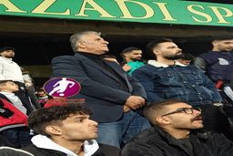 تماشاگر عجیب سوژه عکاسان در ورزشگاه آزادی شد | حضور ناگهانی کی روش در بازی ایران و روسیه! +عکس