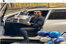 پای بازیگر جوان ایرانی در تصادف داغون شد | عکس صمیمی سینا مهراد با پدر کارگردانش با پای شکسته +عکس