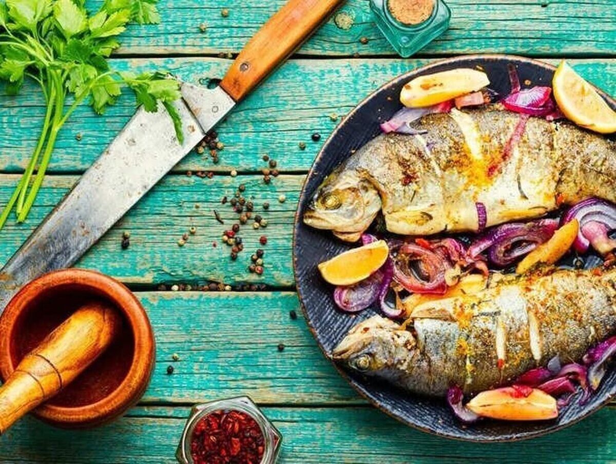 هشدارها را جدی بگیرید؛ هرگز این غذاها را با ماهی نخورید! | عوارض گوارشی مصرف ماهی با این غذاها