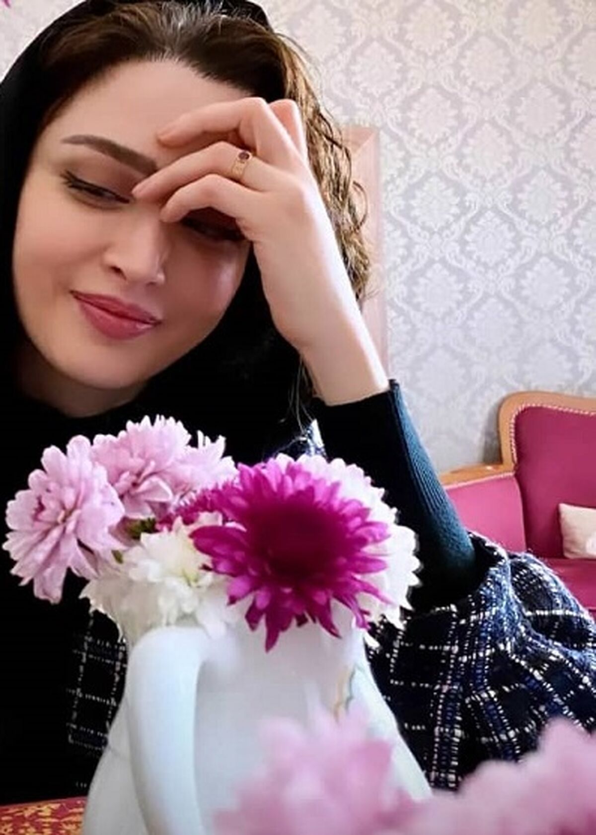 عکس جنجالی بهنوش طباطبایی در ایستگاه اتوبوس| زندگی مخفیانه بهنوش طباطبایی در پایین شهر! +عکس خبرساز