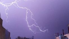  لحظه حیرت‌انگیز اصابت صاعقه به برج آزادی تهران+فیلم