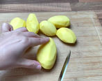 پخت یک غذای آلمانی با تن ماهی و سیب زمینی