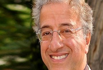 بازیگر معروف به خانه سالمندان رفت | علیرضا خمسه در خانه سالمندان دیده شد +عکس