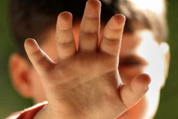 ماجرای مرگ مرموز پسر ۴ ساله زیر دست نامادری | زن خشمگین پسر نحیف را با دمپایی به کام مرگ فرستاد