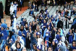 عکس جنجالی از لحظه ورود یک بانوی استقلالی به ورزشگاه آزادی! | این تصویر سوژه فضای مجازی شد