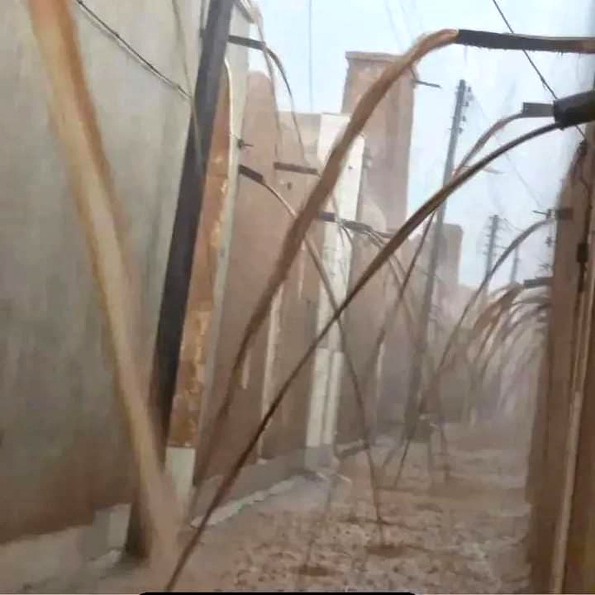 تصویری جالب از ناودان‌ها در خنج هرمزگان 