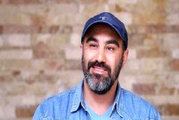 سرنوشت تلخ محسن تنابنده، مرگ زودرس محسن تنابنده حقیقت دارد؟ | عکس خاص منتشر شده از محسن تنابنده وسط جشن تولد