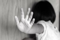 دختر ۷ ساله قربانی تصمیم سیاه پدرش شد