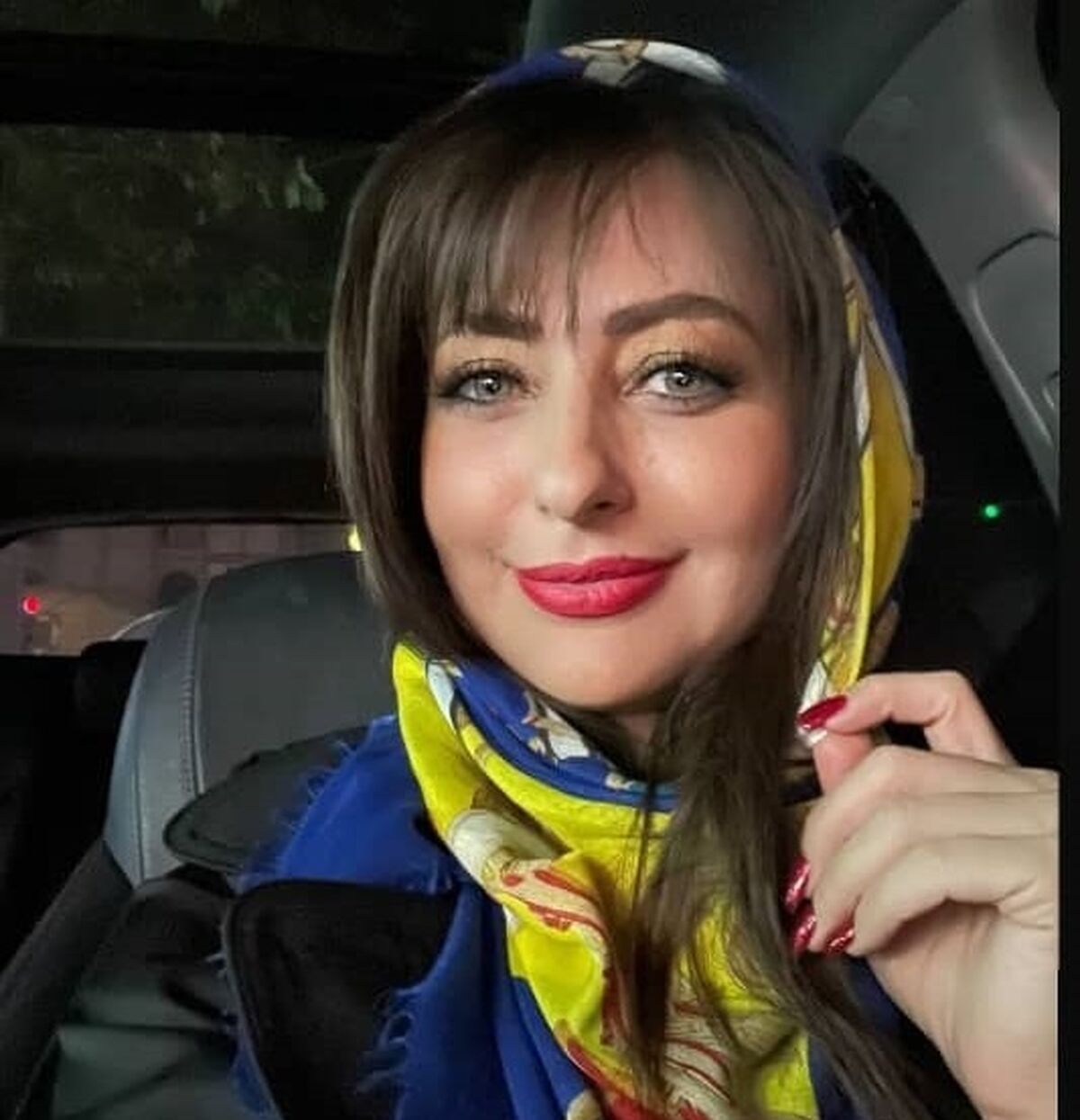 نفیسه روشن خودش را شبیه بچه های دوساله کرد/ لوس بازی های زشت خانم بازیگر در ماشین میلیاردی اش!+عکس