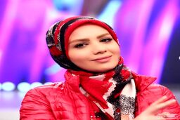 حرکت عجیب مبینا نصیری پشت صحنه | اسلحه در دست مجری تلویزیون + عکس