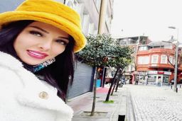 شب نشینی لیلا اوتادی و رفقایش در باغ شخصی اش | پز دادن لیلا اوتادی با سگ کمیاب میلیاردی اش + عکس