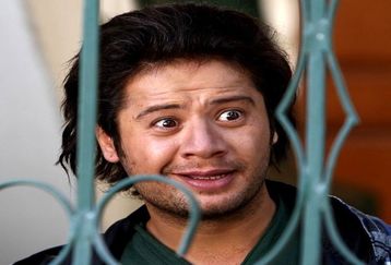 ست جذاب علی صادقی با اعضای خانواده اش | باورتان میشه این خانم جوان مادر علی صادقی باشه ؟ + عکس