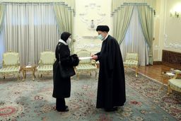 جنجال کفش ۳۰میلیونی خانم سفیر در دیدار با رئیسی + عکس