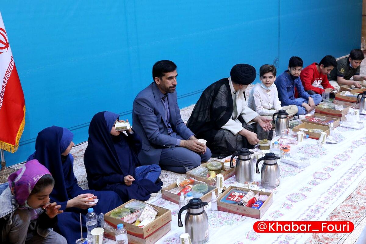 افطار رئیسی همراه با ایتام +عکس