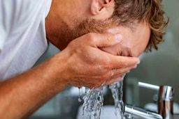 توصیه مهم درباره شست‌وشوی چشم | شست‌وشوی چشم با چای اثر درمانی دارد؟