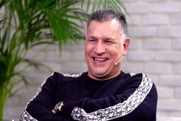 جنجال جدید برنامه عادل فردوسی پور |  ساعت خاص‌ و گران‌قیمت علی دایی در برنامه عادل +عکس