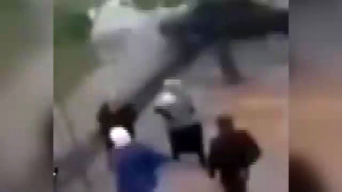 فیلم لحظه وحشتناک فرو رفتن یک زن در زمین در کرمانشاه