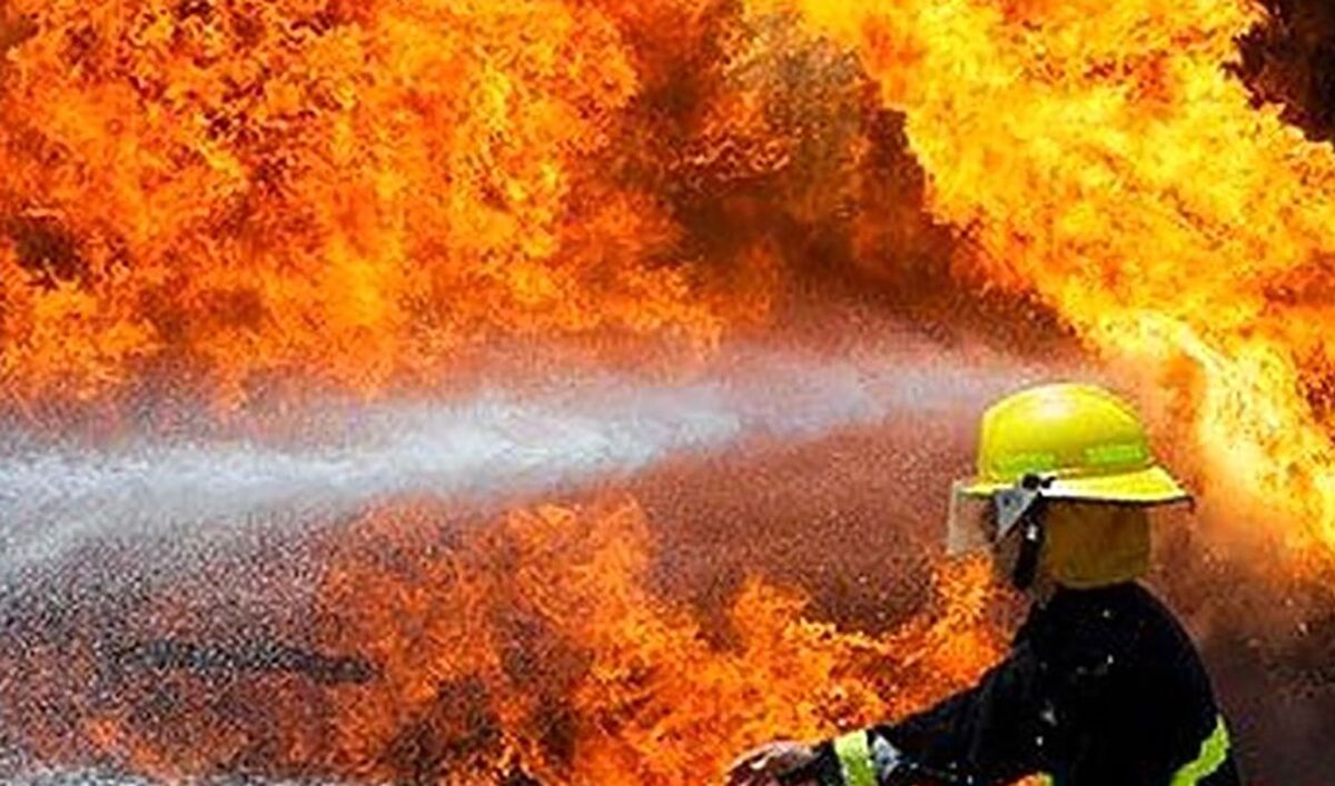 بچه‌بازی های یک کارگر با فندک، یک سوله بزرگ را به آتش کشید! + فیلم