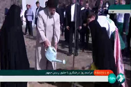 دختران دهه نودی کنار رئیسی در غرس یک اصله نهال | پوشش این دختران را ببینید