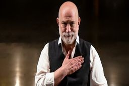 حضور متفاوت ستاره پسیانی در نمایشگاه عکس یادبود پدرش + عکس