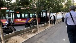 برخورد ناگهانی اتوبوس به جدول در مطهری| راننده بی هوش شد! +عکس