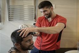 اصلاح موی رییس فدراسیون به دست کشتی گیر قهرمان + عکس